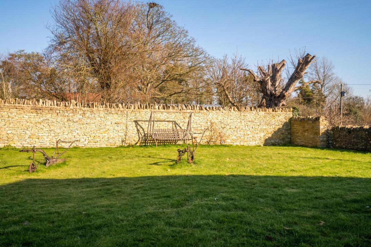 The Old Barn Villa Witney Exterior photo